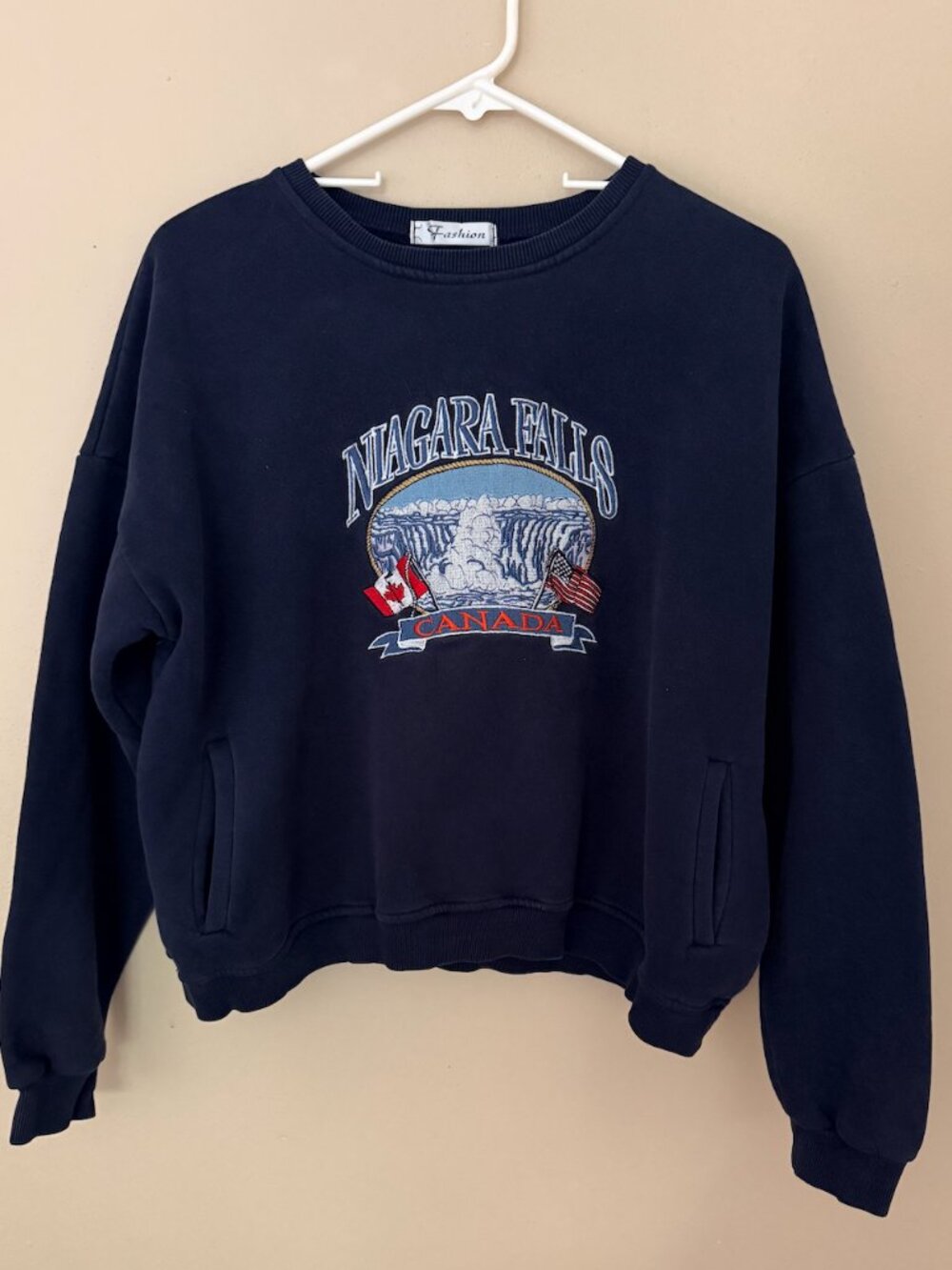 Vintage Niagara Falls Women’s Sweatshirt with Pockets – Size Medium